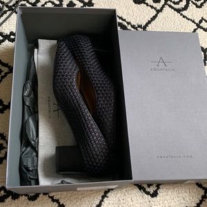 Block heels pump in vintage inspired woven finish fabric leather